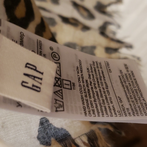 Leopard print and white long scarf with fringe - Picture 5 of 5